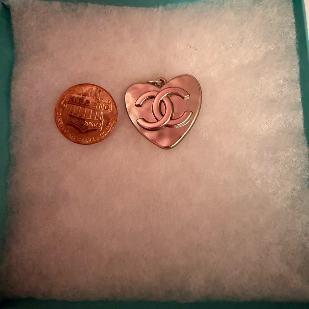 New CHANEL Silver Heart Pendant Necklace - Picture 4 of 7